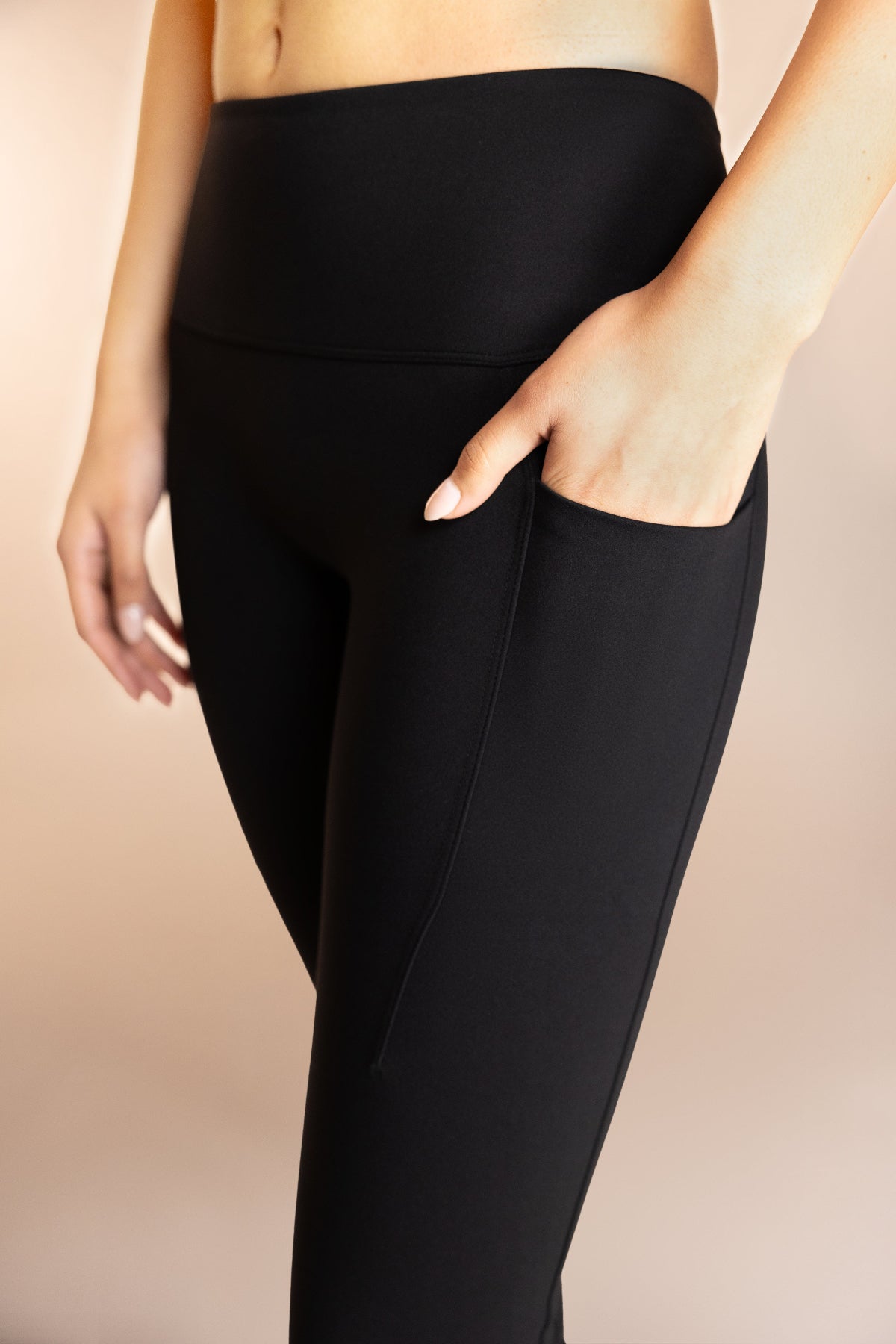 Black women's leggings with deep pockets for running 